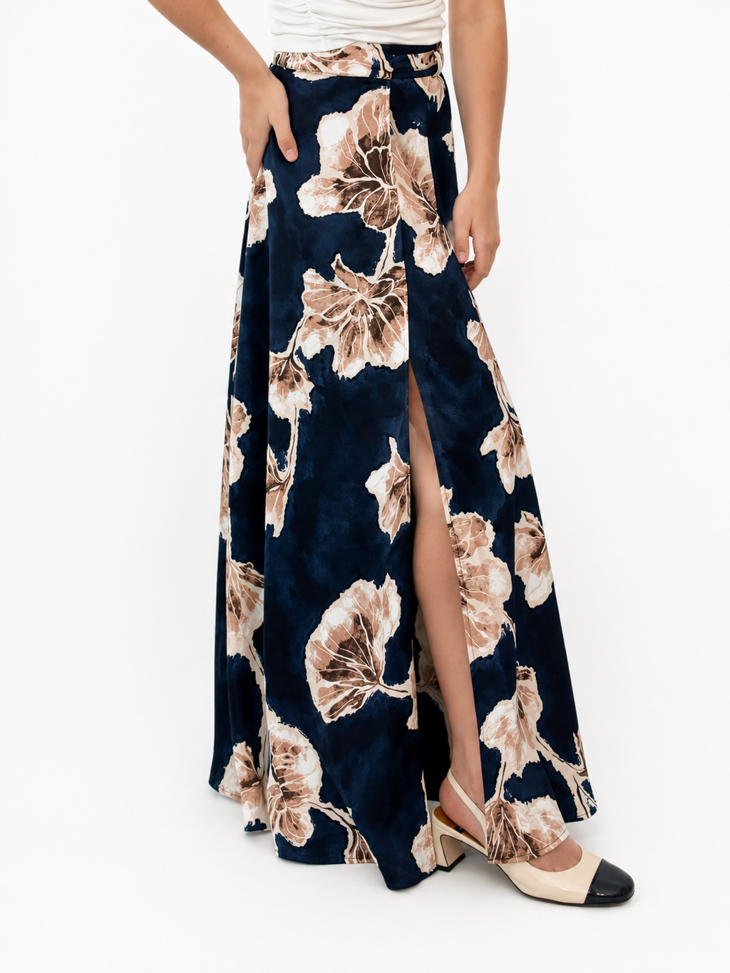 Nahaufnahme des Spring Flow Maxirocks mit floralem Print. Sichtbar sind der individuell verstellbare Bund, die seitliche Eingriffstasche und der verstellbare Schlitz, der dem fließenden Rock zusätzliche Bewegungsfreiheit verleiht.